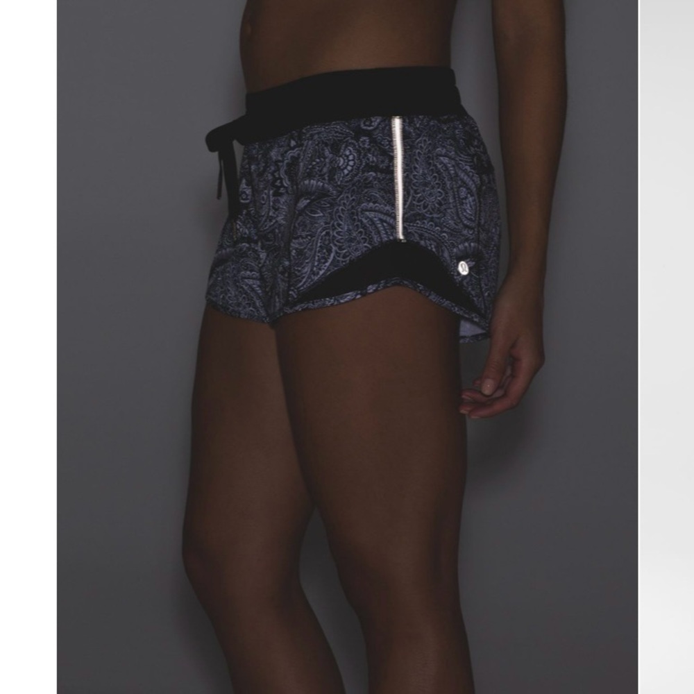 Lululemon Hotty Hot short LR 2.5”, 6, antique paisley white black/black